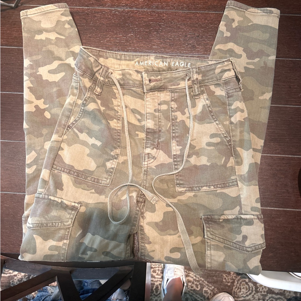 American Eagle Super Hi-Rise Jeggings Crop Camo Cargo Pants